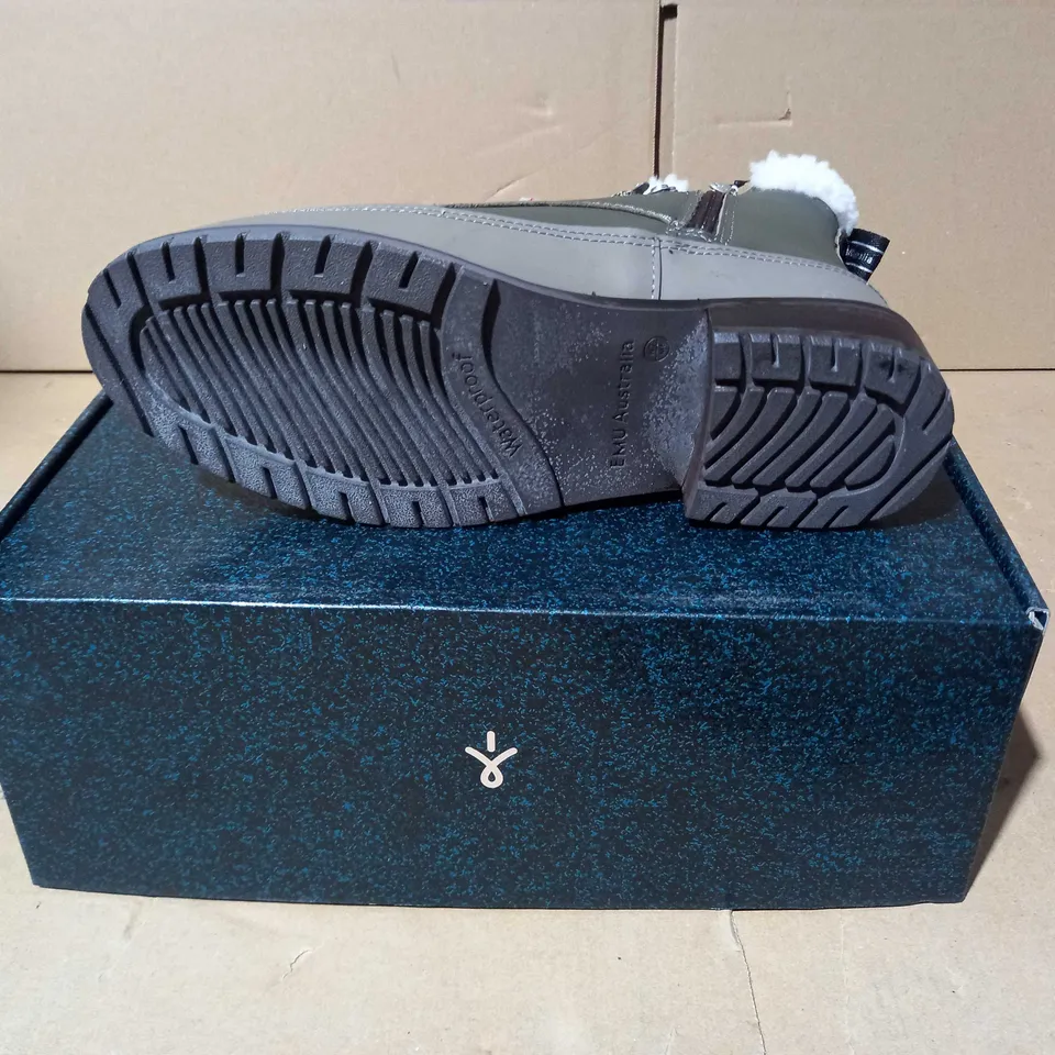 BOXED PAUR OF EMU OKAB FAUX LEATHER BOOTS IN DARK OLIVE UK SIZE 5