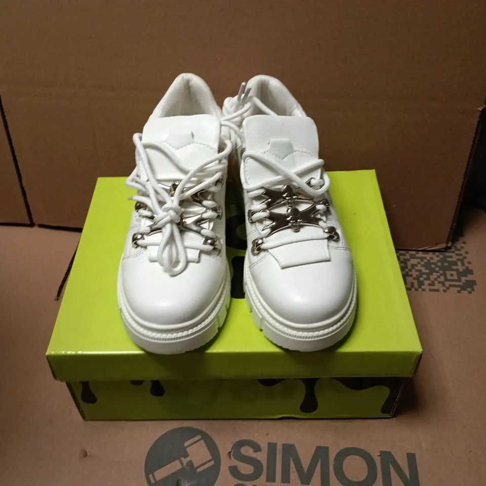 BOXED PAIR OF KOI KIDS LIL RIMO CORE WHITE TRAINERS - UK KIDS 1