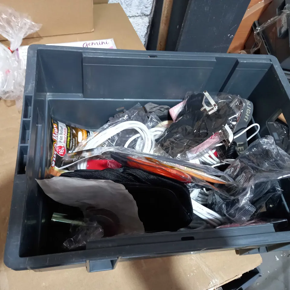 TOTE OF APPROXIMATELY 16 ASSORTED ITEMS TO INCLUDE A RSG COLLAR, SEQUESTERED IRON FERTILISER AND A CLEAR CUTTONG PAD