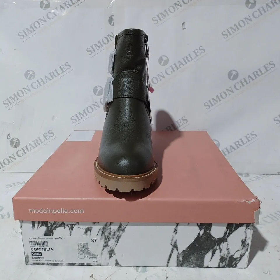 BOXED PAIR OF MODA IN PELLE CORNELIA BIKER BOOTS IN KHAKI UK SIZE 4