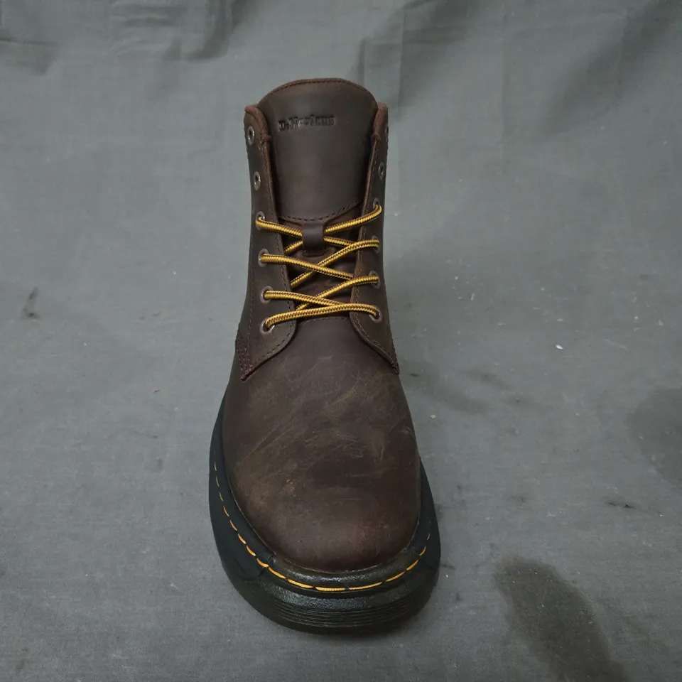 BOXED PAIR OF DR MARTENS CREWSON CHUKKA ANKLE BOOTS IN DARK BROWN UK SIZE 8