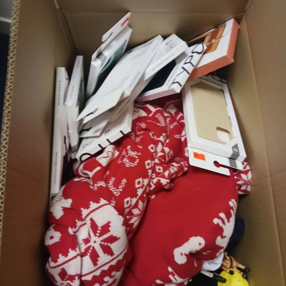 MEDIUM BOX OF APPROXIMATELY 20 ASSORTED HOUSEHOLD ITEMS TO INCLUDE PHONE CASES, CHRISTMAS CARDS AND ORNAMENT SET