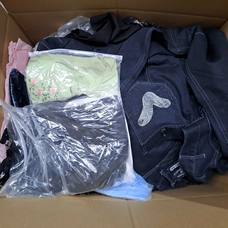 APPROXIMATELY 25 ASSORTED CLOTHING ITEMS IN VARIOUS SIZES TO INCLUDE DRESSES, SHIRTS, TOPS, ETC