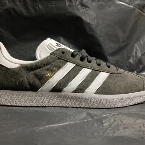PAIR OF ADIDAS GAZELLE TRAINERS IN GREY/WHITE SIZE UK 10