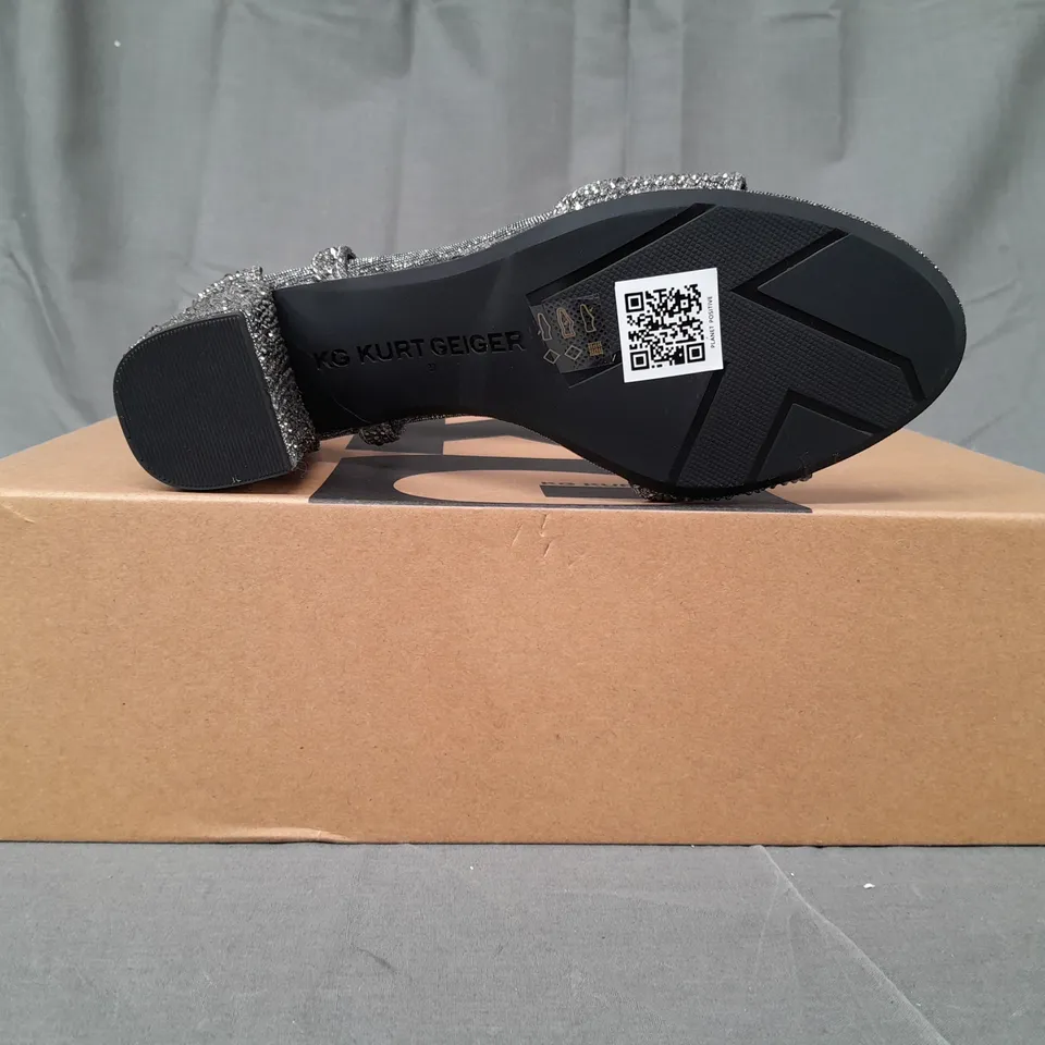BOXED PAIR OF KURT GEIGER OPEN TOE BLOCK HEEL SANDALS IN METALLIC SILVER W. JEWEL EFFECT EU SIZE 37