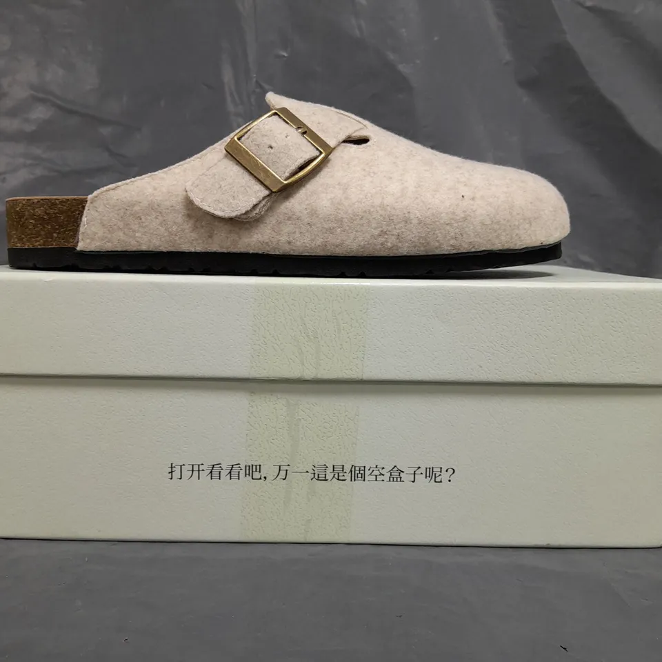 BOXED PAIR OF MENG QING SI SLIP-ON SHOES IN BEIGE EU SIZE 38