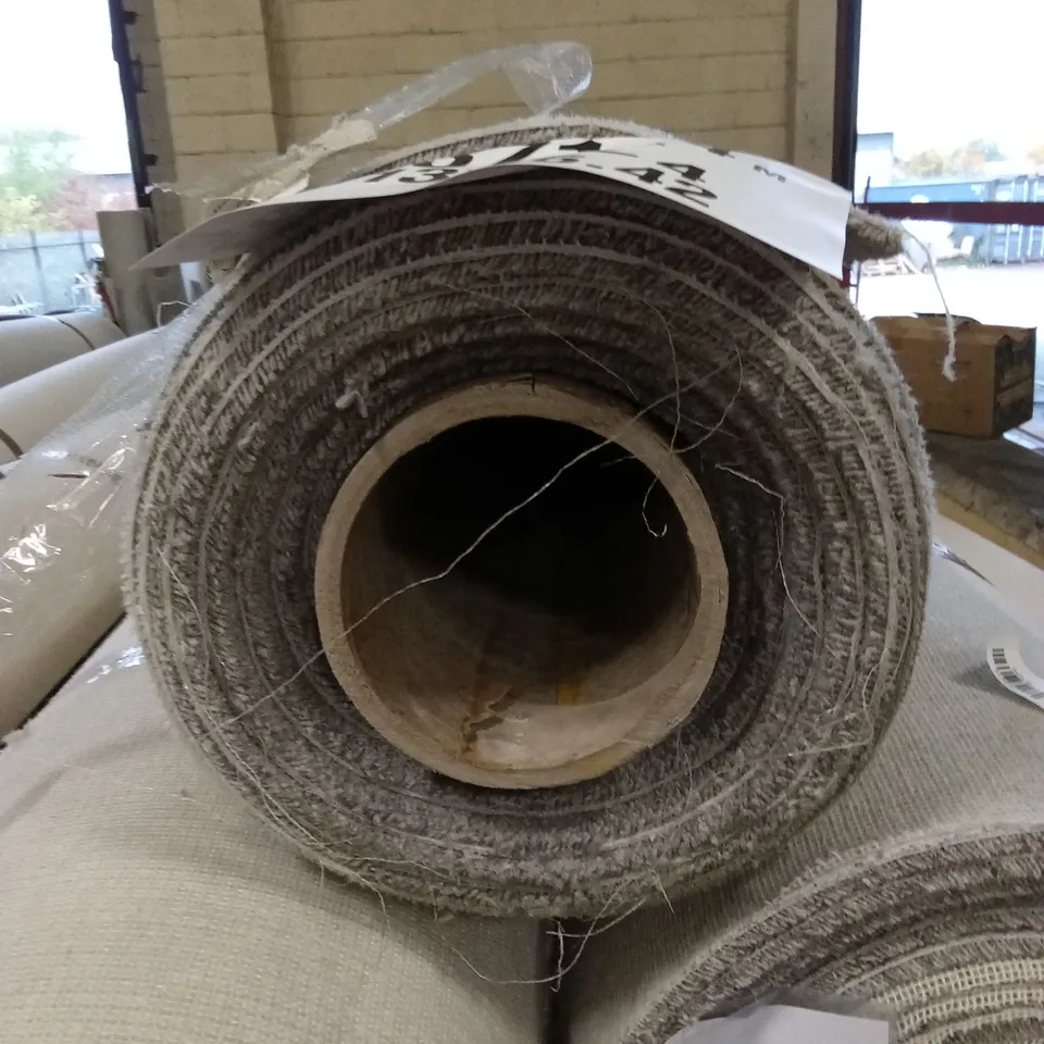 ROLL OF QUALITY LINGDALE INGLETON CARPET // APPROX SIZE: 4 X 6.42m