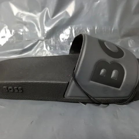PAIR OF BOSS ARYEH SLIDERS IN GREY - SIZE 41