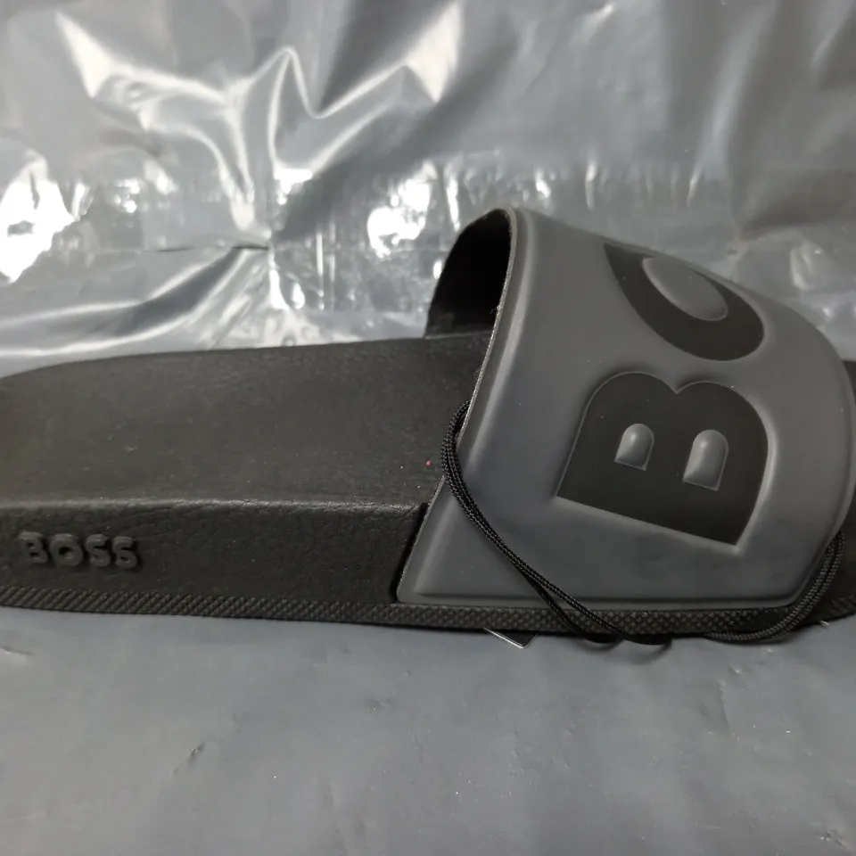 PAIR OF BOSS ARYEH SLIDERS IN GREY - SIZE 41