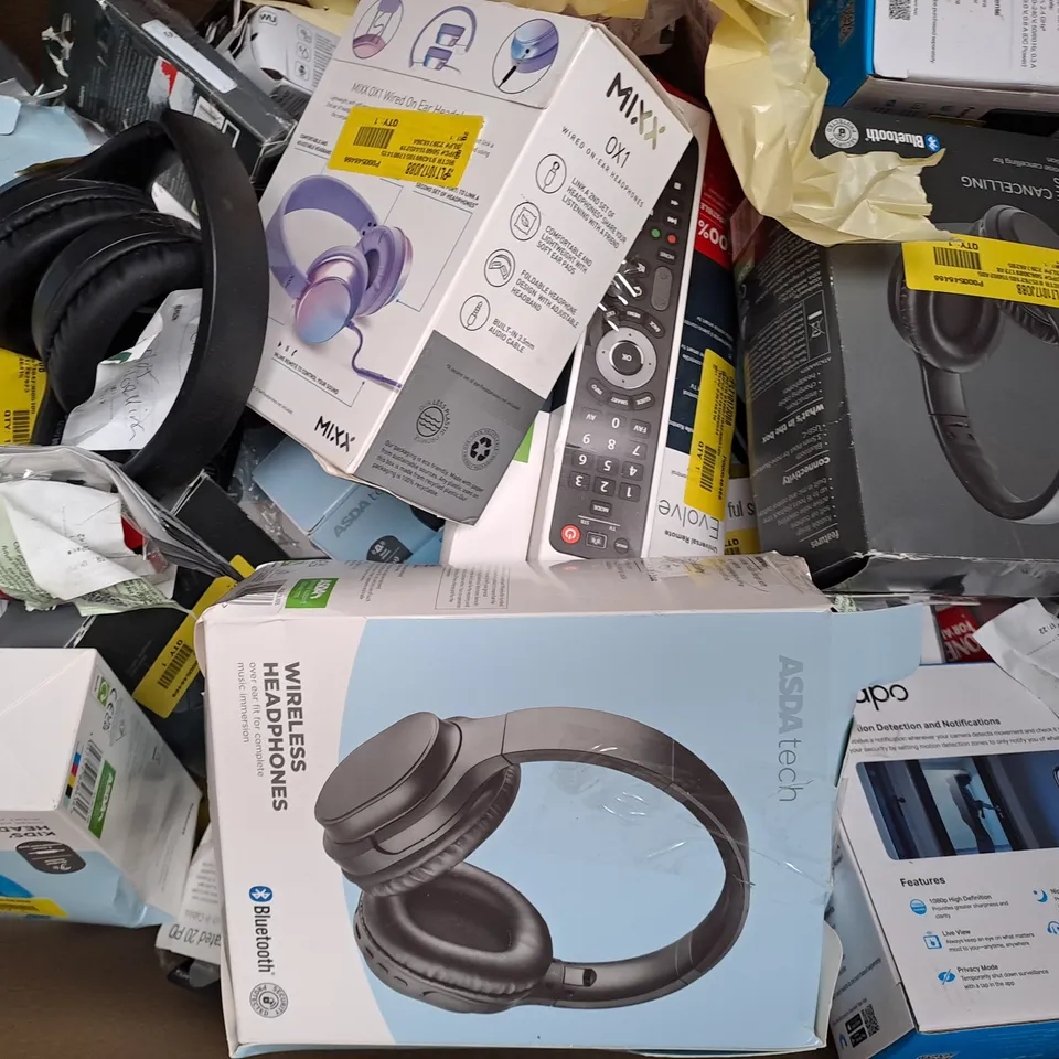 BOX OF APPROXIMATELY 30 ASSORTED ELECTRICAL ITEMS TO INCLUDE SYNC AND CHARGE CABLE, FM ALARM CLOCK, WIRELESS MOUSE, ETC