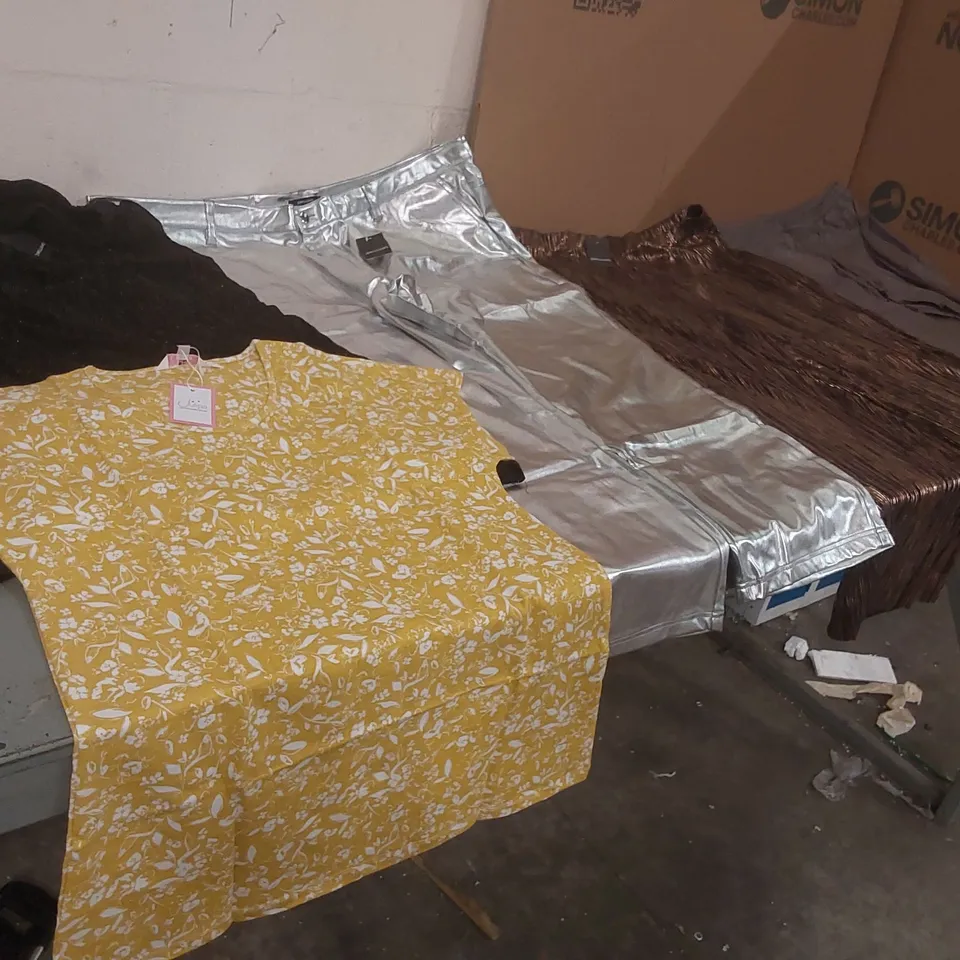 PALLET CONTAINING APPROXIMATELY 800x BRAND NEW ASSORTED DESIGNER CLOTHING ITEMS