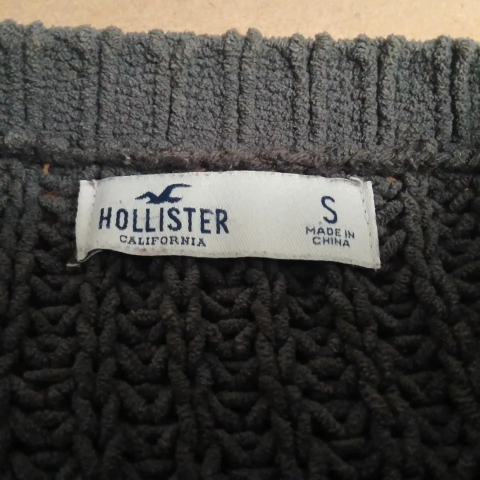HOLLISTER KNIT SWEATER – WOMEN’S DARK GREY, (US S) – MADE IN CHINA