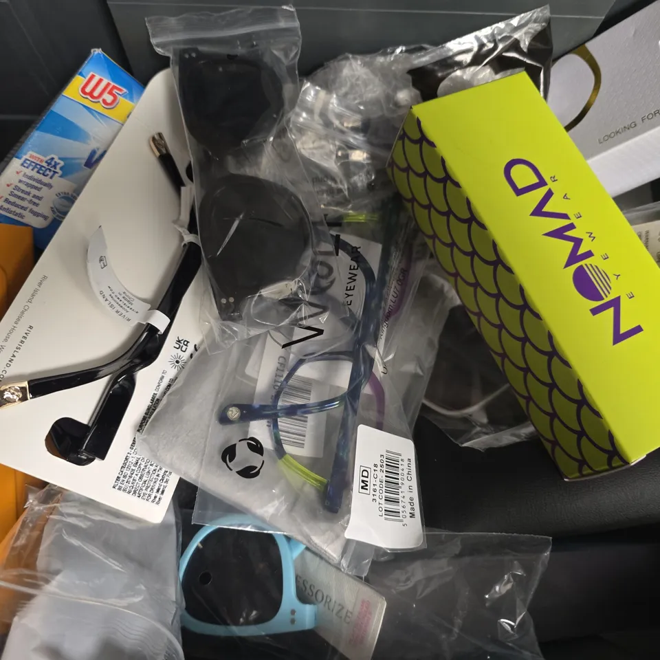 APPROXIMATELY 20 ASSORTED PESCRIPTION GLASSES/SUNGLASSES IN VARIOUS DESIGNS 