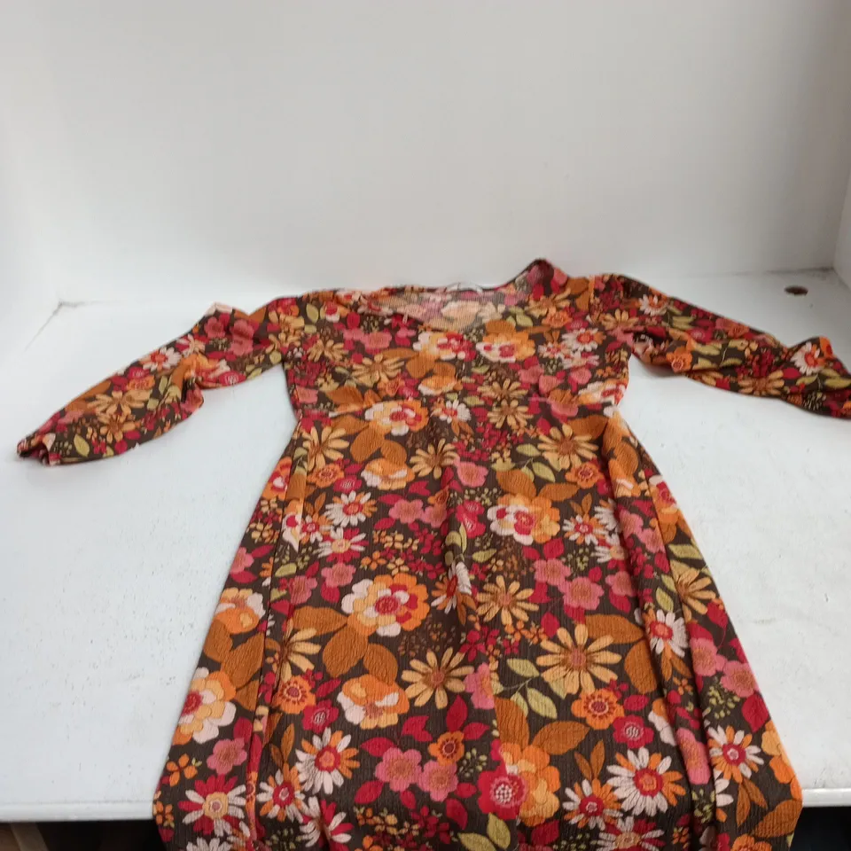 BOX OF APPROXIMATELY 20 ASSORTED CLOTHING TO INCLUDE: TU DRESS