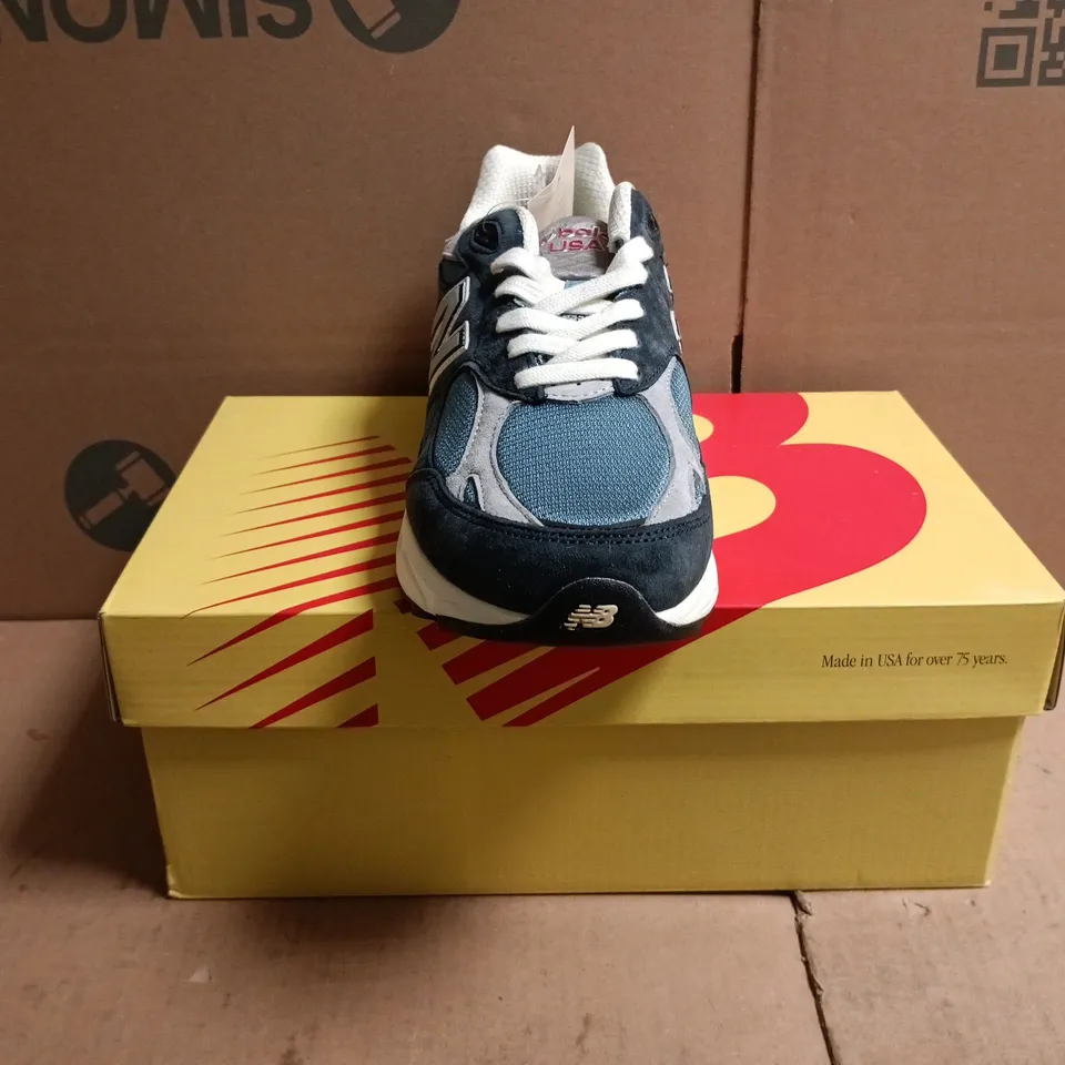 BOXED PAIR OF NEW BALANCE 990 TRAINERS IN NAVY/BLUE SIZE UK 8