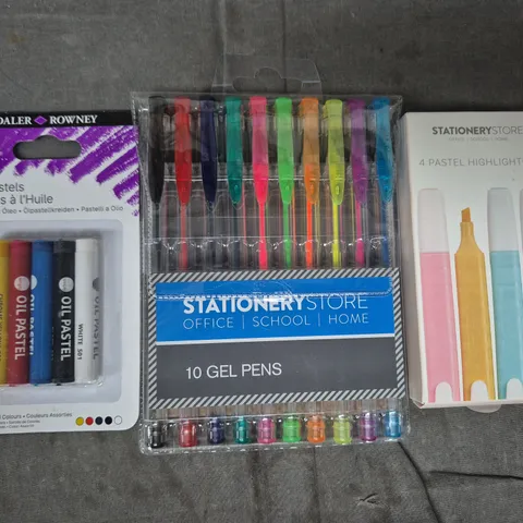APPROXIMATELY 10 ASSORTED HOUSEHOLD ITEMS TO INCLUDE OIL PASTELS, GEL PENS, ETC
