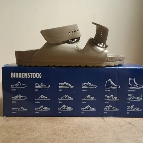 BOXED PAIR OF BIRKENSTOCK ARIZONA BIG BUCKLE SANDALS IN GREY TAUPE SIZE UK 5