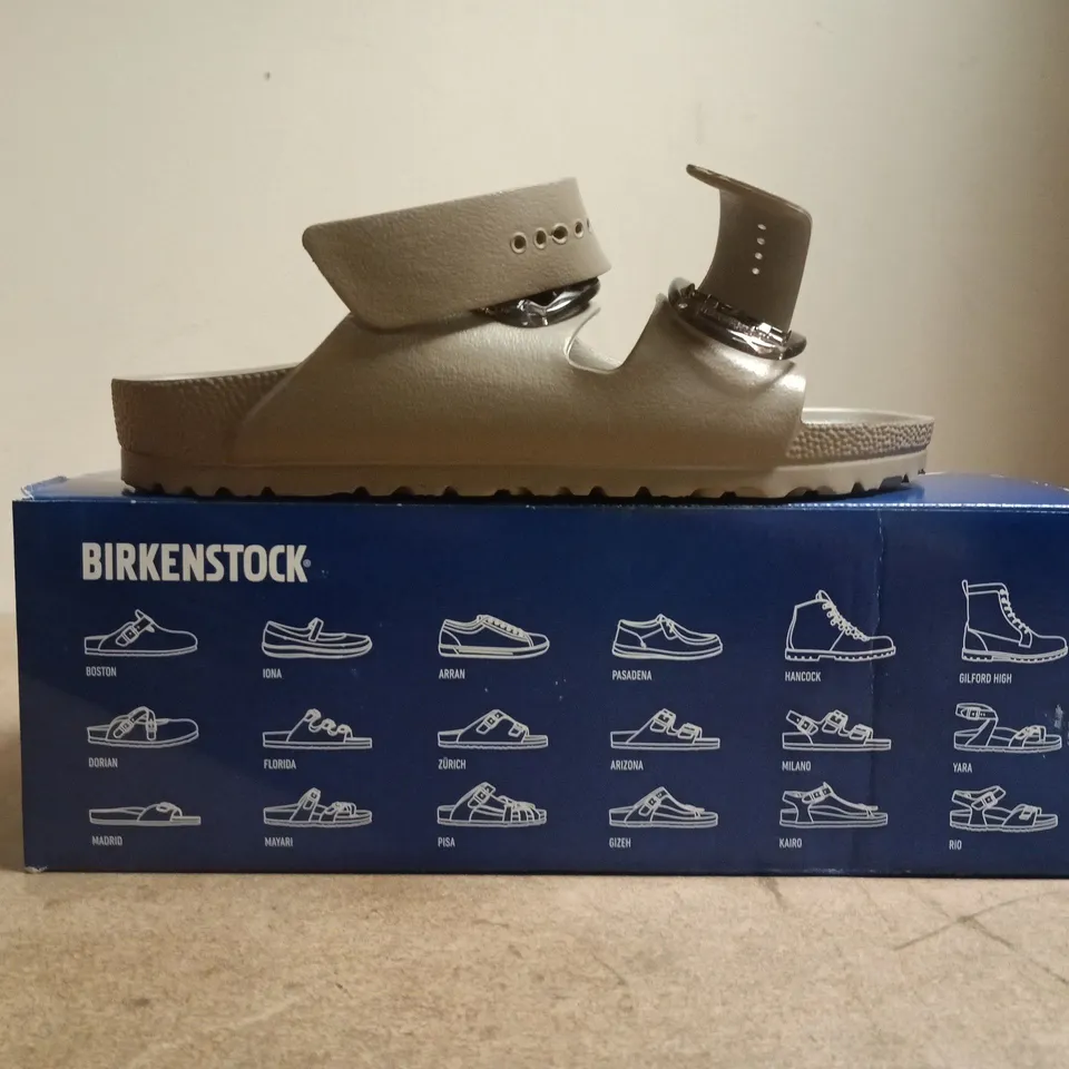 BOXED PAIR OF BIRKENSTOCK ARIZONA BIG BUCKLE SANDALS IN GREY TAUPE SIZE UK 5