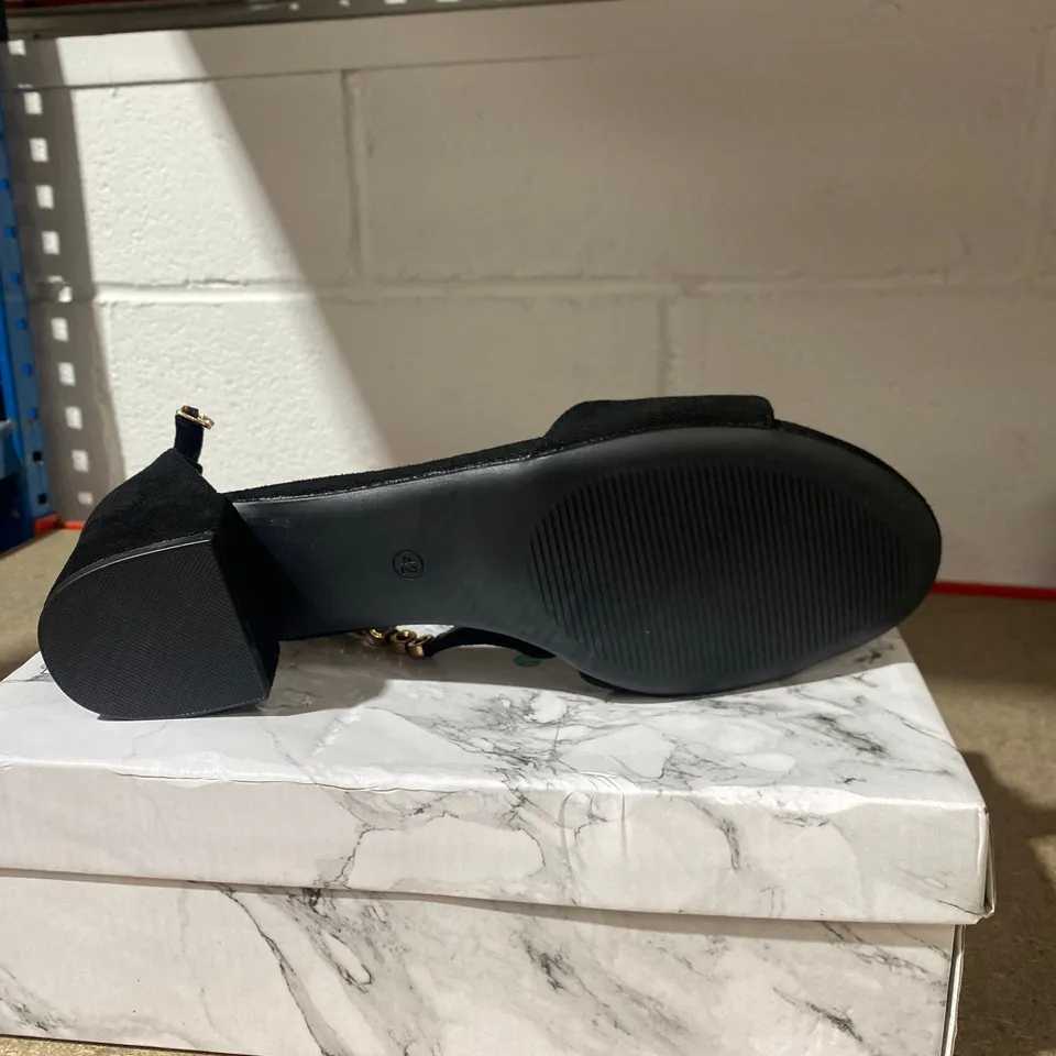 BOXED PAIR OF BLACK OPEN TOE SHOES SIZE 42