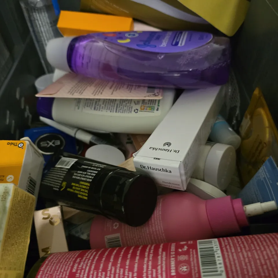 APPROXIMATELY 15 ASSORTED HEALTH & BEAUTY ITEMS TO INCLUDE -  NIVEA ORIGINAL LIP BALM , ALOE VERA GEL ETC