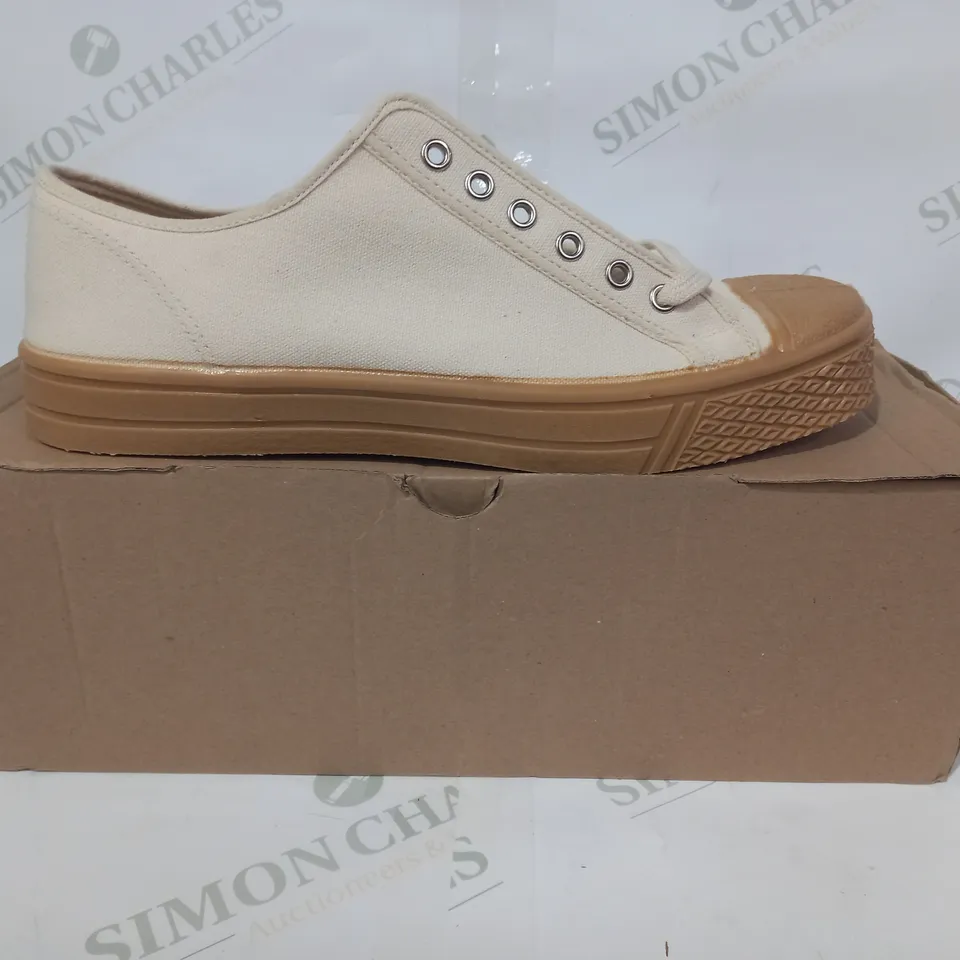BOXED PAIR OF USRC CANVAS SHOES IN BEIGE UK SIZE 9