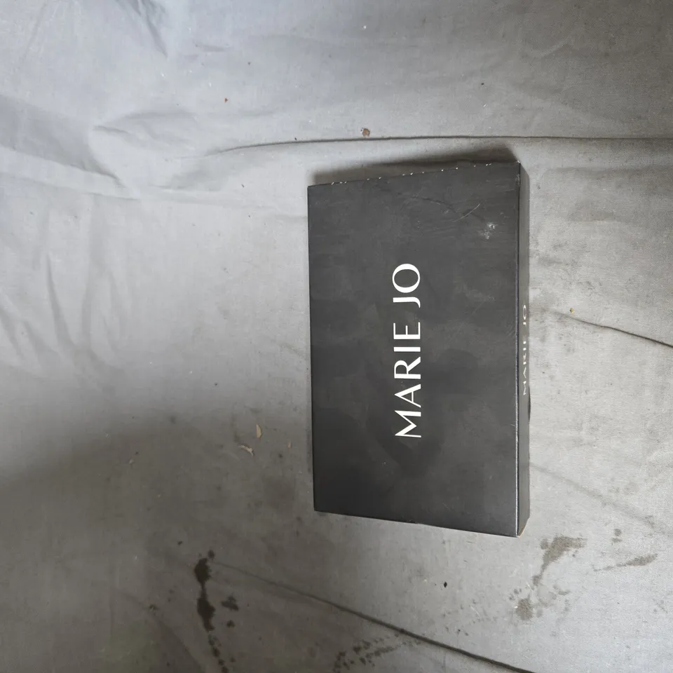 BOX OF APPROXIMATELY 25 ASSORTED CLOTHING ITEMS INCLUDING NESSA BRA , SUSA BRA , MARIE JO BRIEFS AND WHAT KATIE DID BRIEFS 