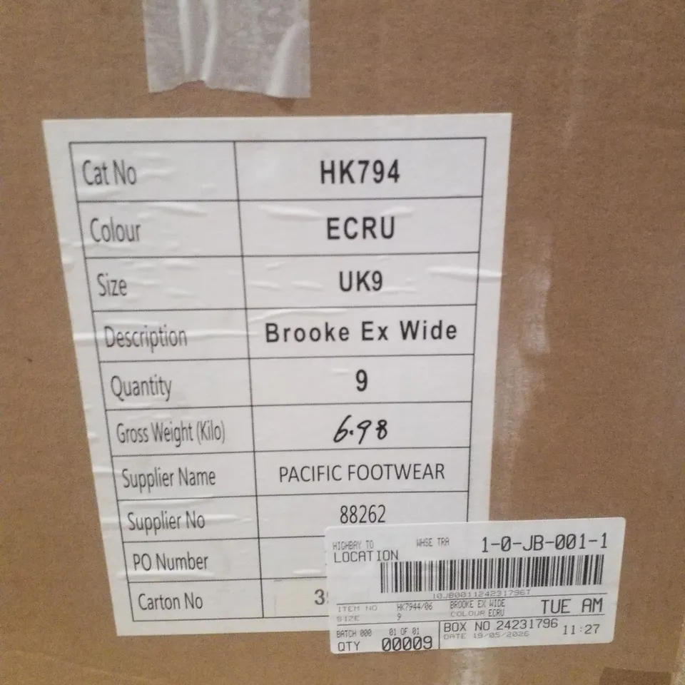 BOX CONTAINING APPROXIMATELY 9 PAIRS OF BRAND NEW SIMPLY BE ECRU BROOKE EX WIDE FLATS - SIZE 9