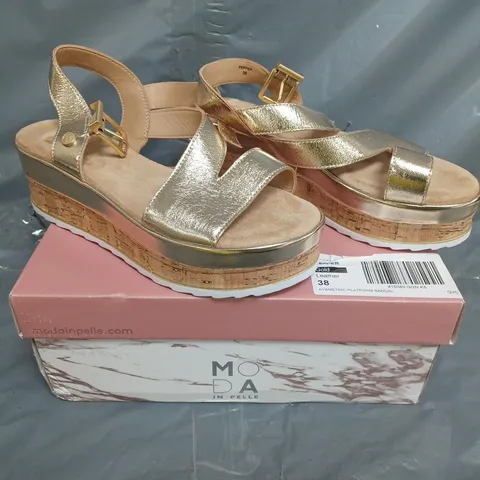 BOXED PAIR OF MODA IN PELLE PLATFORM WEDGE OPEN TOE SANDALS IN METALLIC GOLD SIZE 5