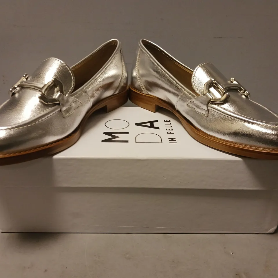 BOXED PAIR OF MODA IN PELLE ELSBETH COVERED SNAFFLE SMART LOAFERS IN METALLIC SILVER EU SIZE 38