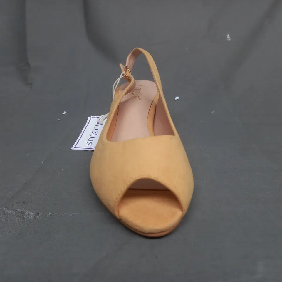 BOXED PAIR OF JACOBSON LOTUS PEEP TOE WEDGES IN YELLOW SIZE 9