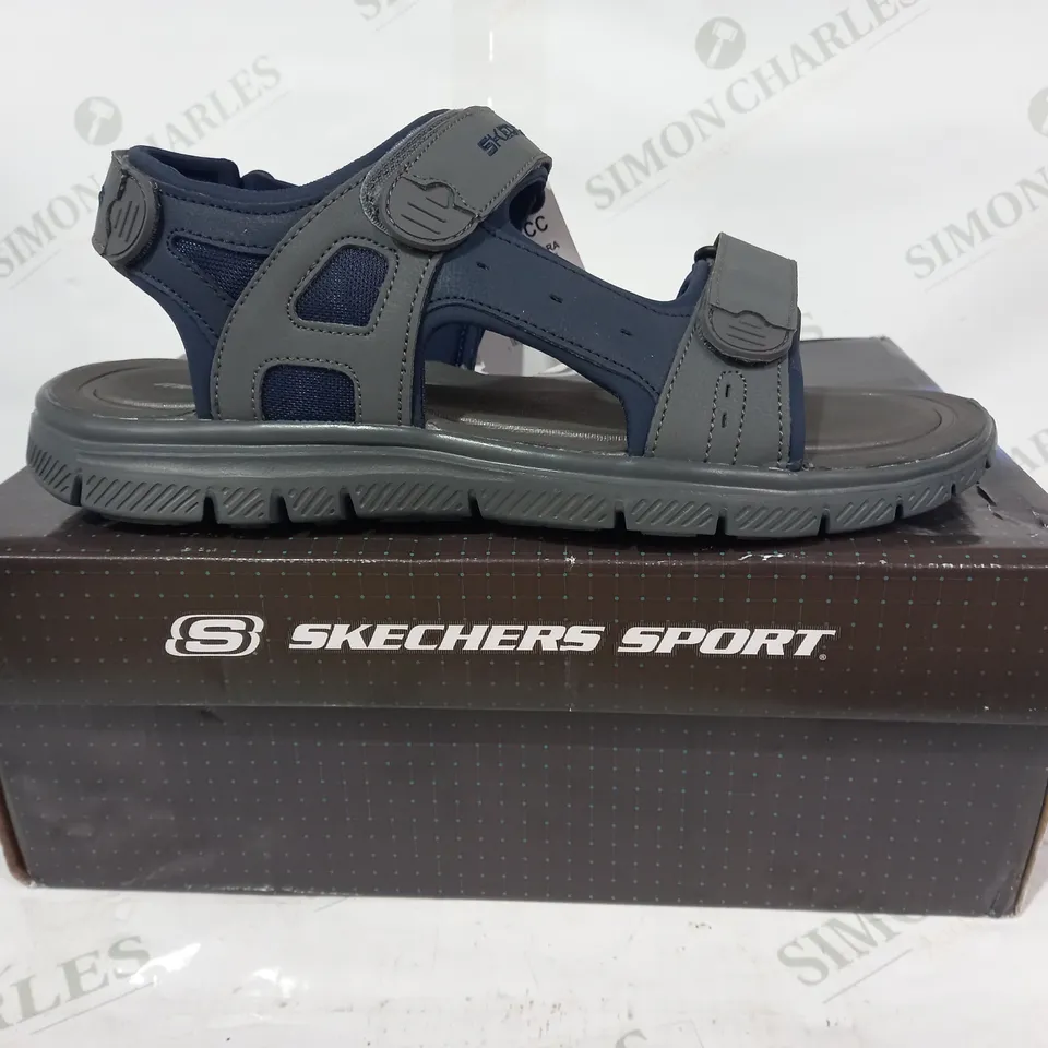 BOXED PAIR OF SKECHERS FLEX ADVANTAGE OPEN TOE SANDALS IN GREY/NAVY UK SIZE 11