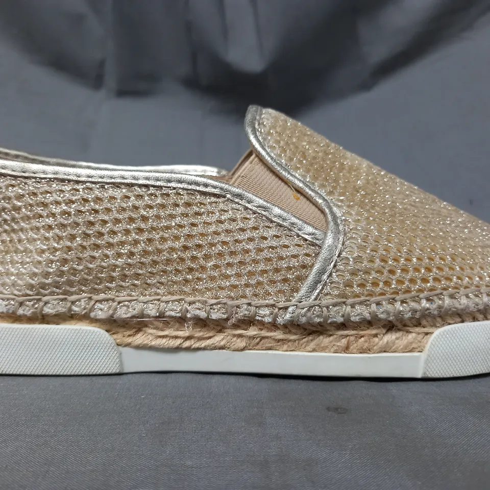 BOXED PAIR OF VINCE CAMUTO TAMBIE FABRIC/LEATHER SNEAKERS IN GOLD W. GLITER EFFECT SIZE 5.5