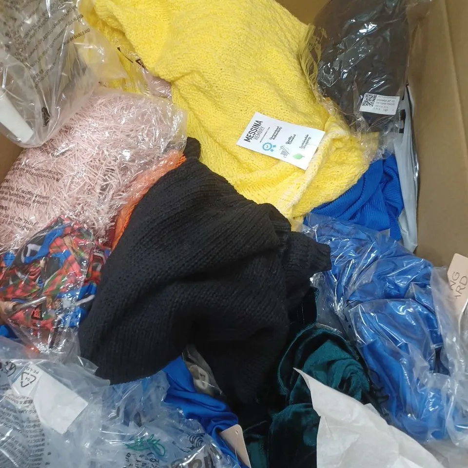 BOX OF APPROXIMATELY 22 ASSORTED CLOTHING ITEMS TO INCLUDE - T-SHIRT , SOCKS , TROUSERS ETC