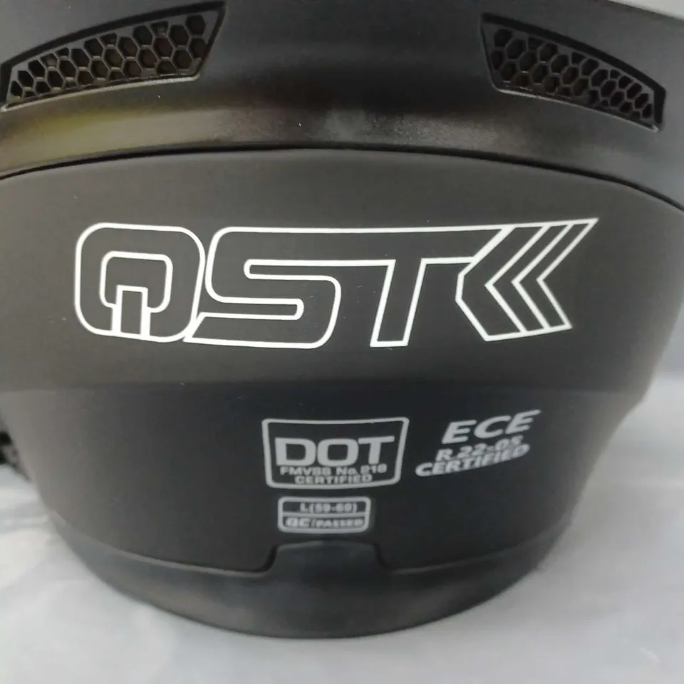 QST MOTORCYCLE HELMET 