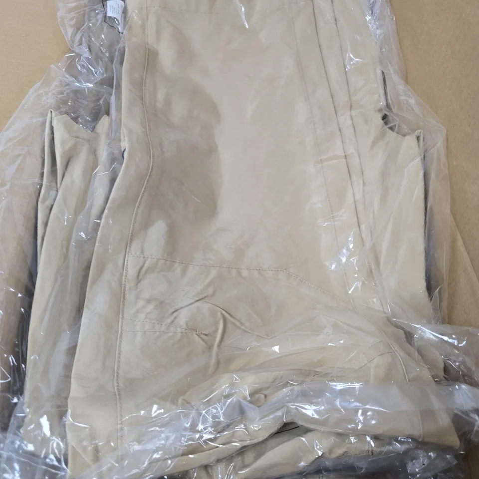 APPROXIMATELY 11 BRAND NEW REGATTA HIGHTON TROUSERS IN OAT - 38"