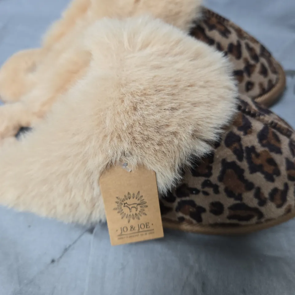 JO & JOE LEOPARD PRINT FAUX FUR SLIPPERS – UK 6