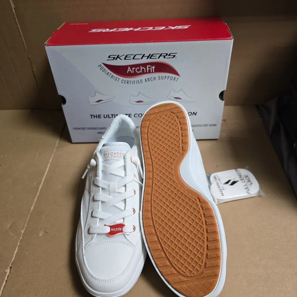 BOXED SKECHERS ARCH FIT WHITE SNEAKERS - WIDE FIT - UK SIZE 8