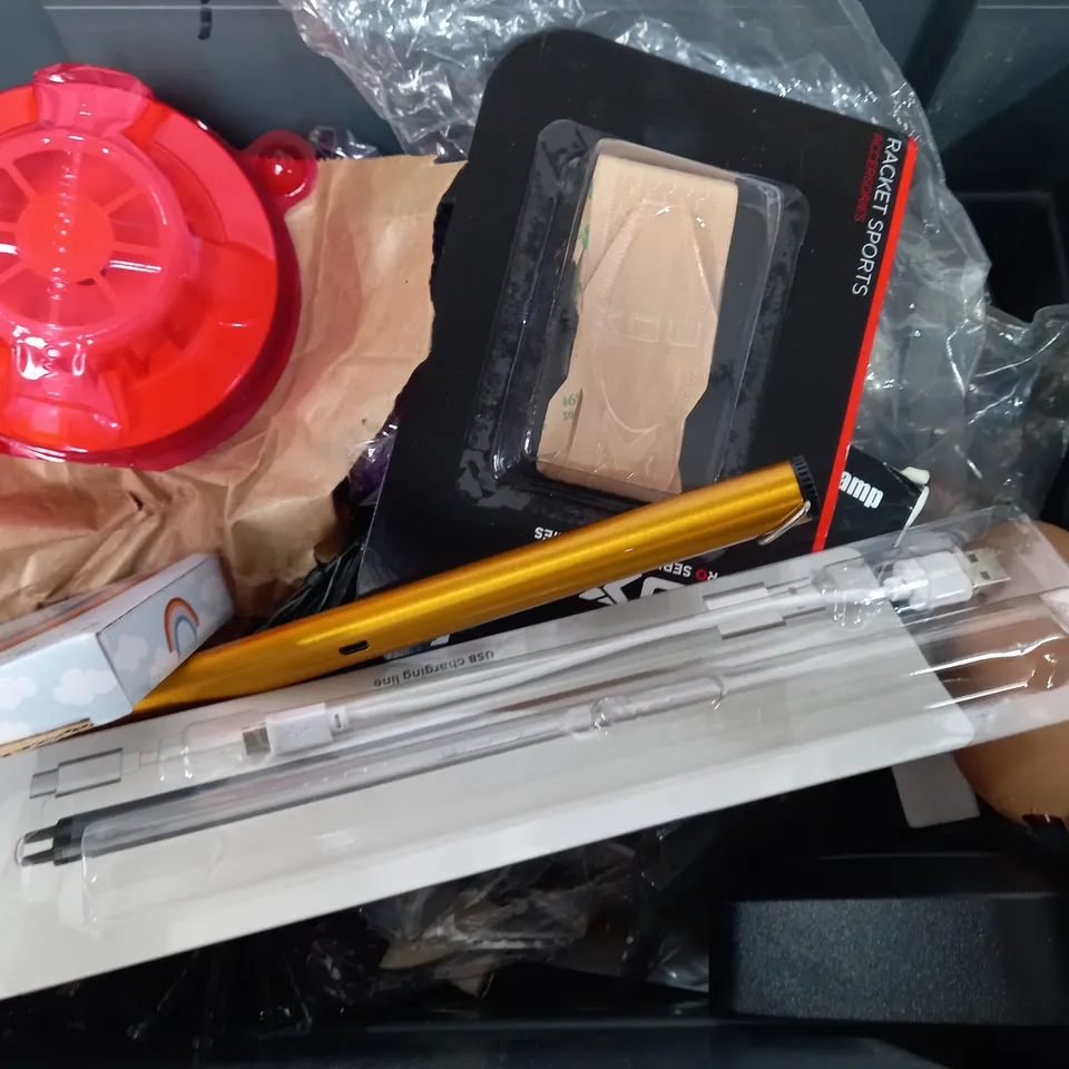 BOX OF APPROXIMATELY 18 ASSORTED ITEMS TO INCLUDE - FLUKE VOLT ALERT - SILICONE TRIVET - AMTECH HAMMER ECT