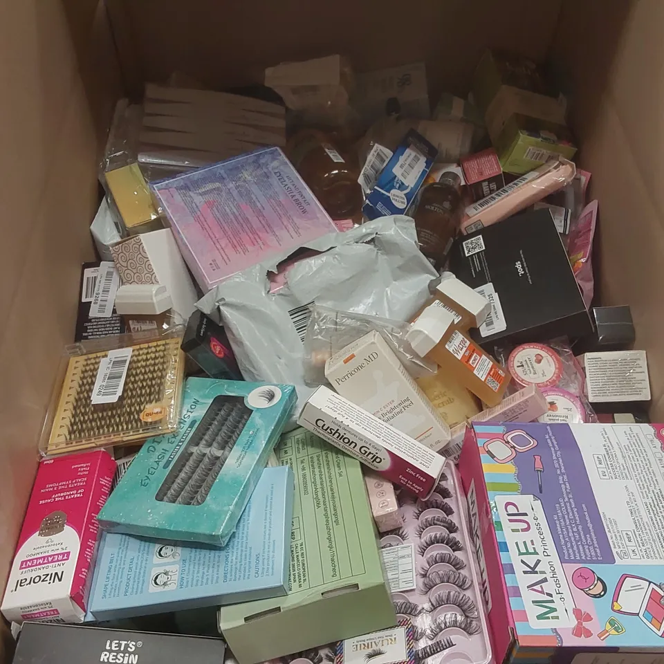 PALLET CONTAINING A VERY LARGE QUANTITY OF ASSORTED COSMETICS PRODUCTS