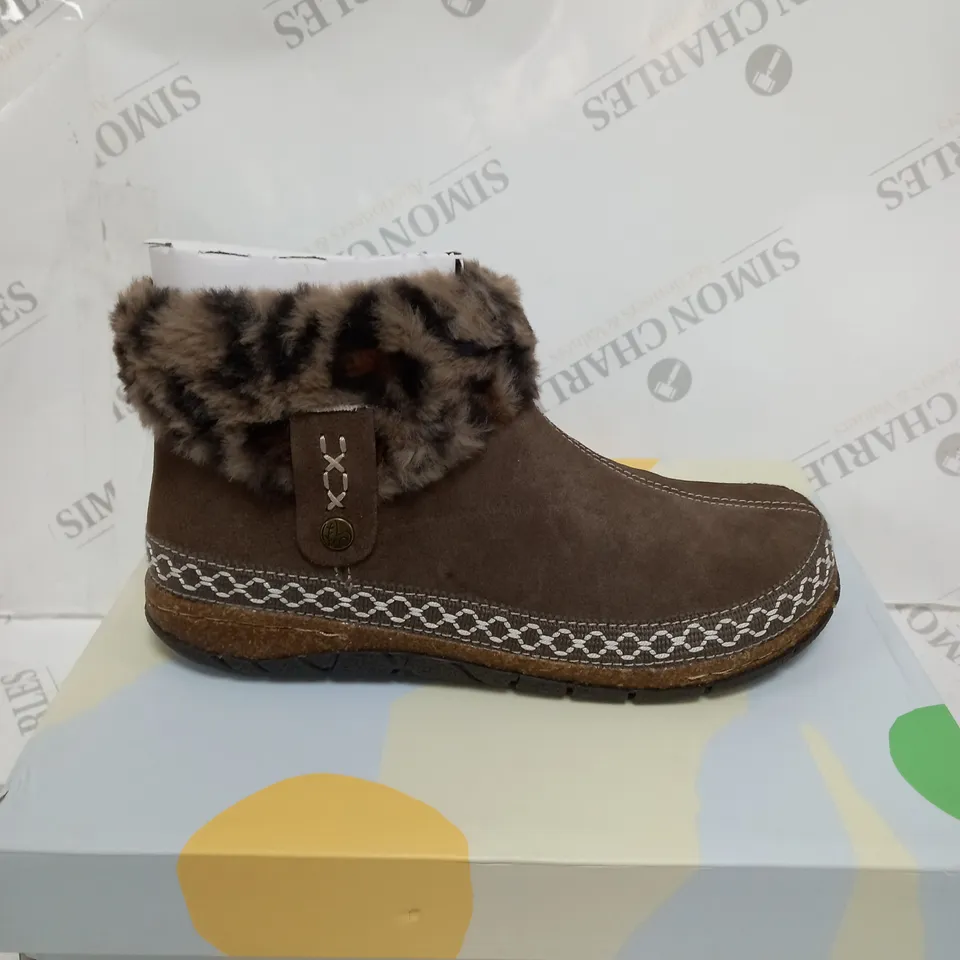 EARTH ORIGINS EMMALYN SUEDE HOUSE BOOTIE SLIPPER SIZE 6