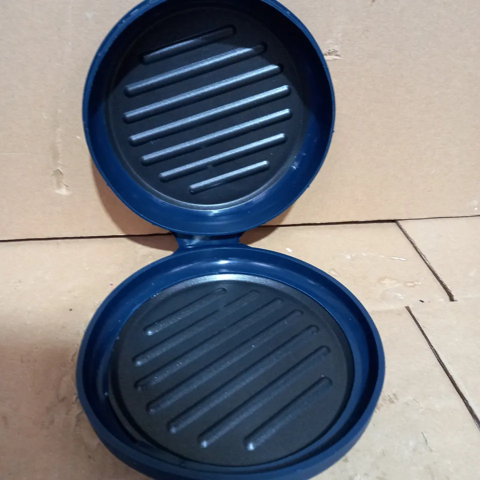 COOK'S ESSENTIALS MICROWAVE GRILL PAN WITH SILICONE COVER - BLUE