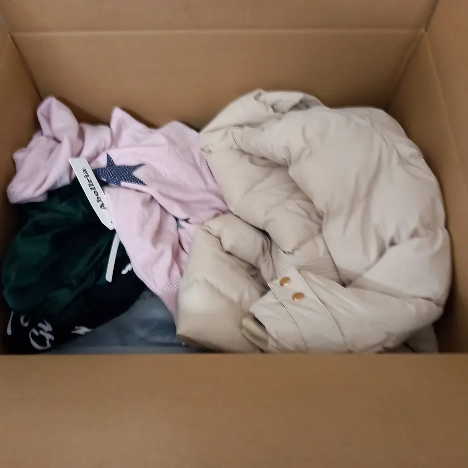 LARGE QUANTITY OF ASSORTED CLOTHING ITEMS TO INCLUDE SHEIN, ZARA AND SKINS