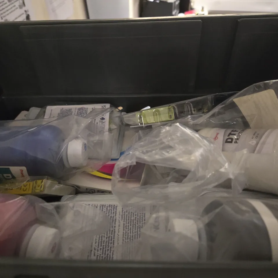 TOTE OF APPROXIMATELY 20 ASSORTED ITEMS TO INCLUDE - HP 302XL , HP 303 , CANON PIXA 545 BLACK ETC