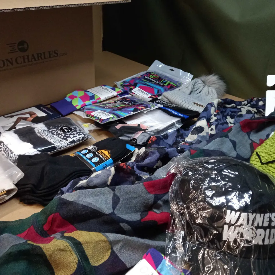 LOT OF APPROX. 20 ASSORTED CLOTHING ACCESSORIES  IN VARYING SIZES/COLOURS/STYLES TO INCLUDE: BOXERS, SOCKS, SCARFS