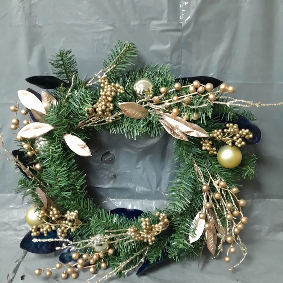 FESTIVE NORTHLIGHT CHRISTMAS WREATH 