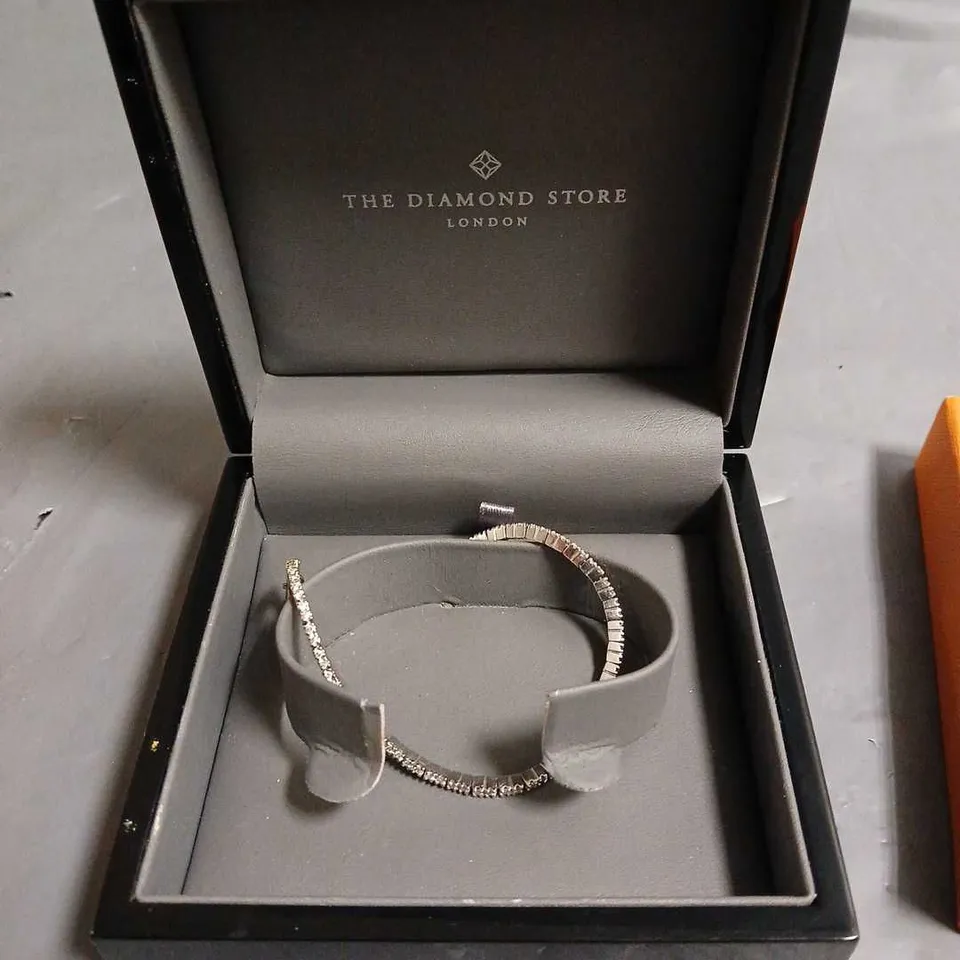 THE DIAMOND STORE BRACELET IN PRESENTATION BOX