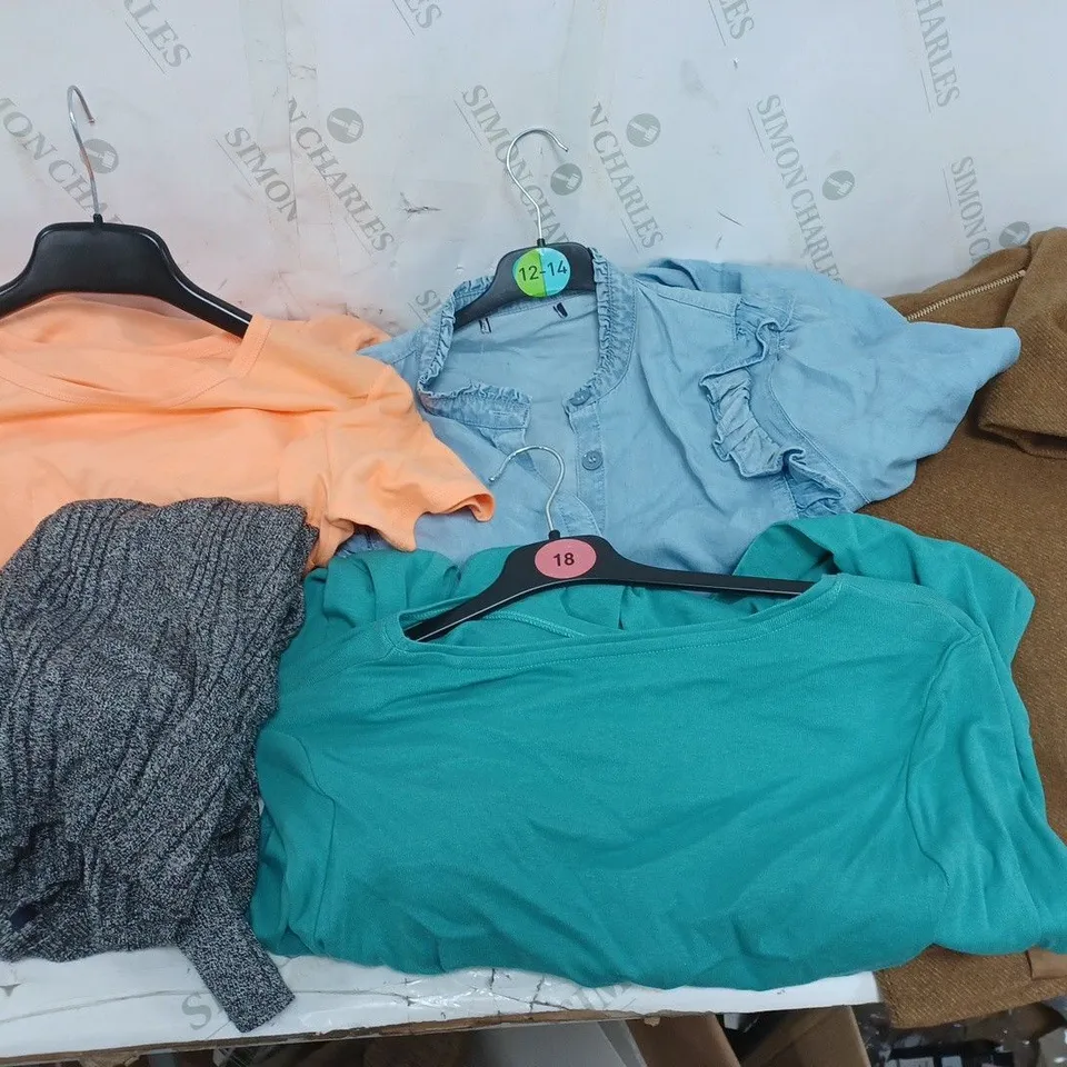 LARGE BOX OF ASSORTED CLOTHING PIECES TO INCLUDE BLAZERS, SHIRTS, AND DRESSES ETC. 