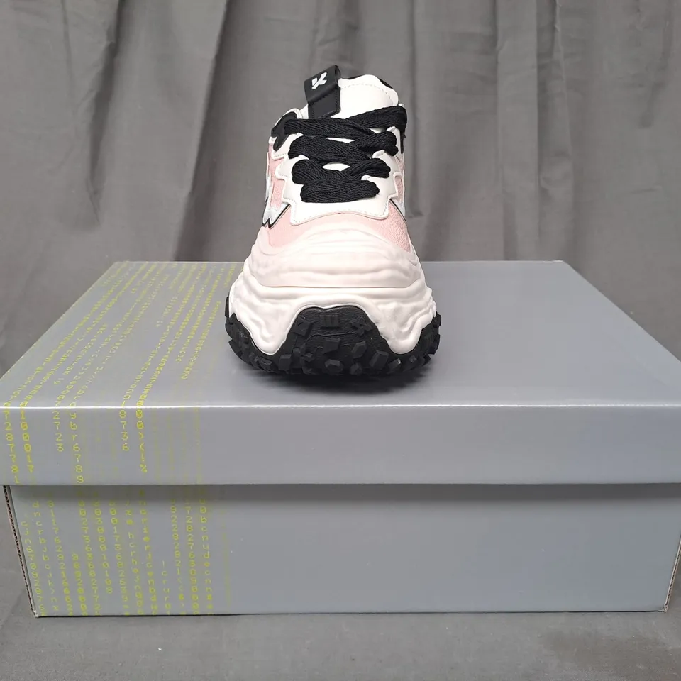 BOXED PAIR OF KOI LAYER CAKE CHUNKY TRAINERS IN WHITE/PINK UK SIZE 1