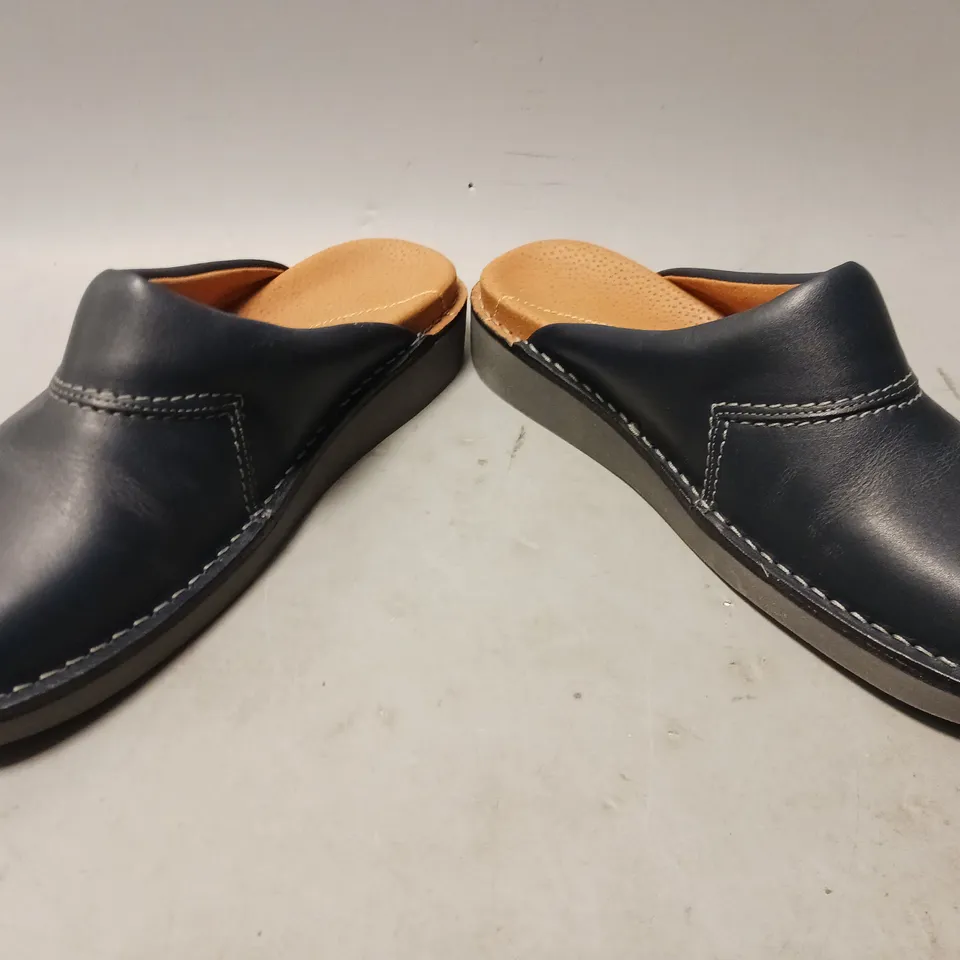 BOXED PAIR OF THE MULE COMPANY WELSTOR MULES IN NAVY EU SIZE 43