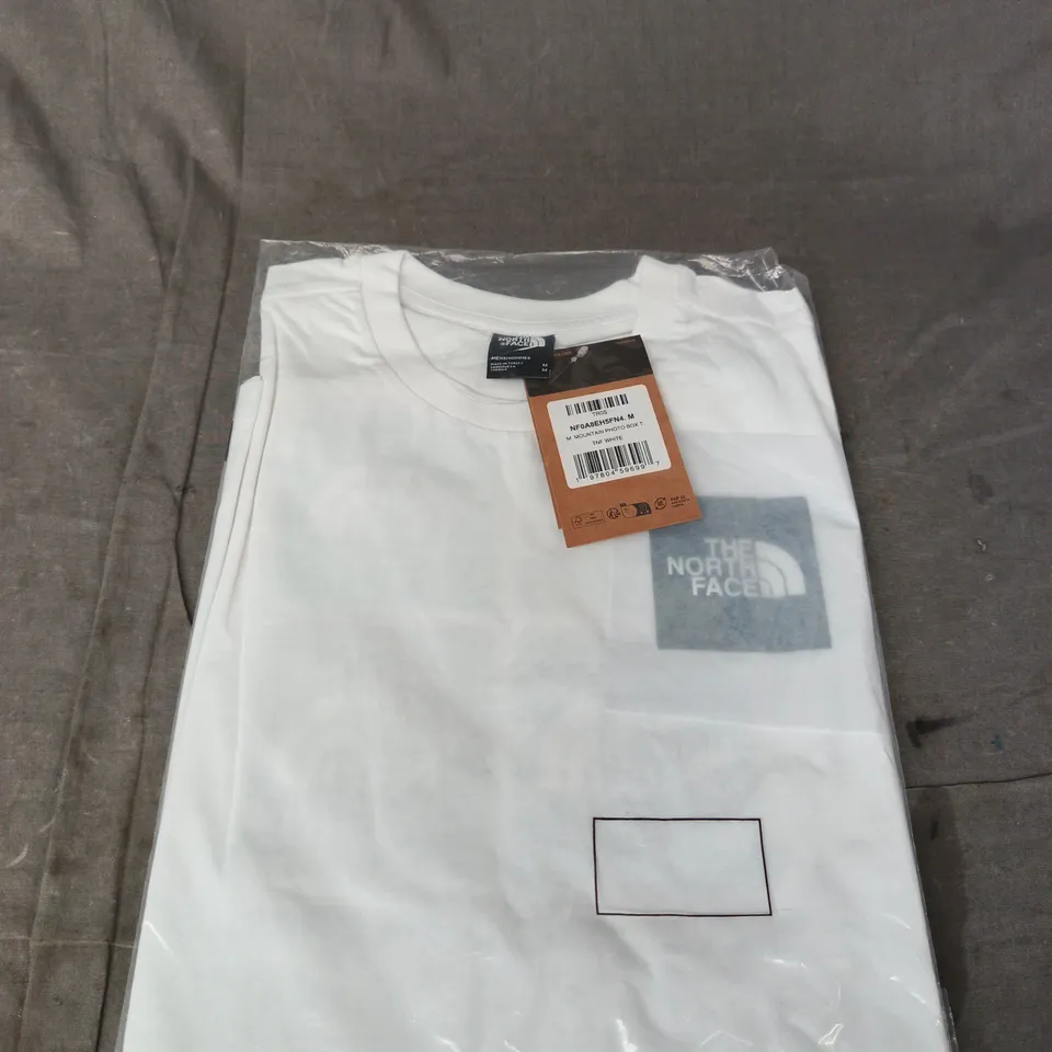 THE NORTH FACE MOUNTAIN PHOTO BOX T-SHIRT – WHITE, MEN'S M